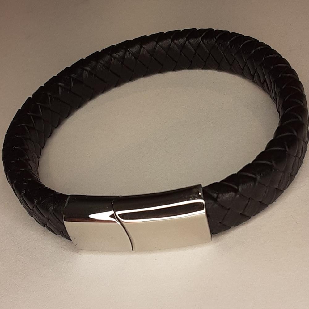 Leather and zinc alloy magnetic unisex bracelet
